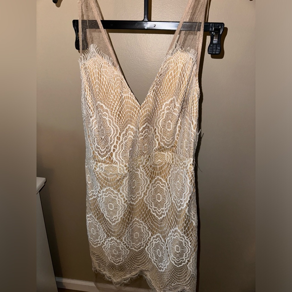 GORGEOUS WHITE LACE SCALLOPED SHEER DETAILING DRESS